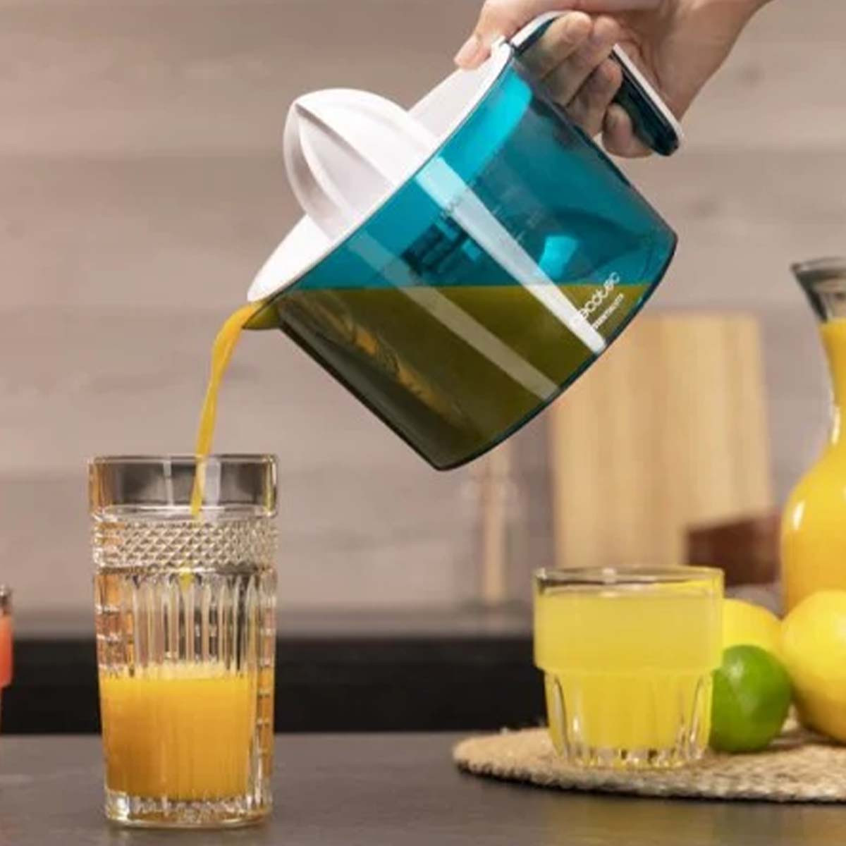 Фото Соковыжималка для цитрусовых (цитрус-пресс) Cecotec EssentialVita Adjust White electric juicer (CCTC-04147)