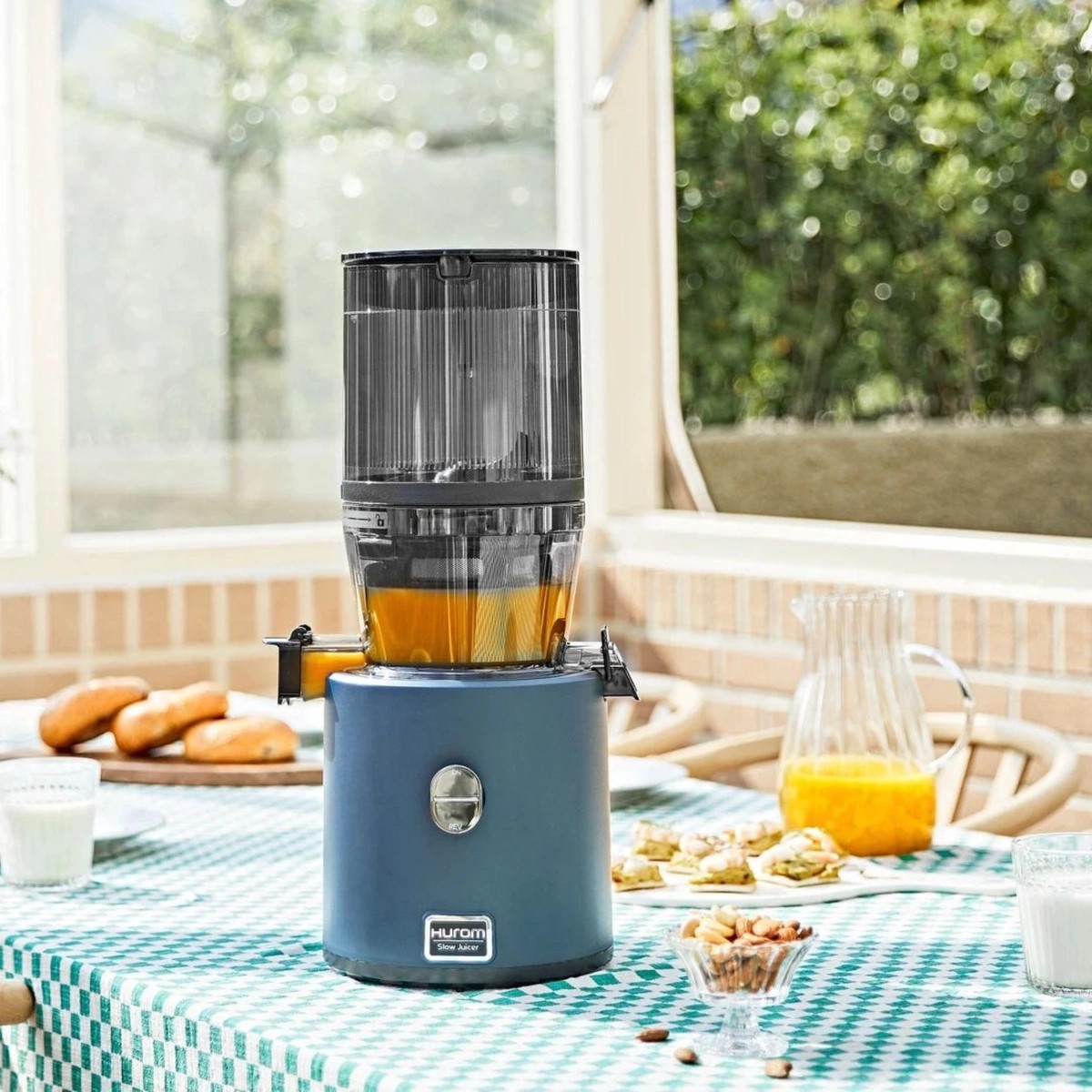 фото Соковитискач шнековий Hurom H330P Dark Blue 3